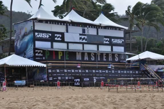 Torneio de Pipeline parado por falta de ondas, em Oahu, no Havaí